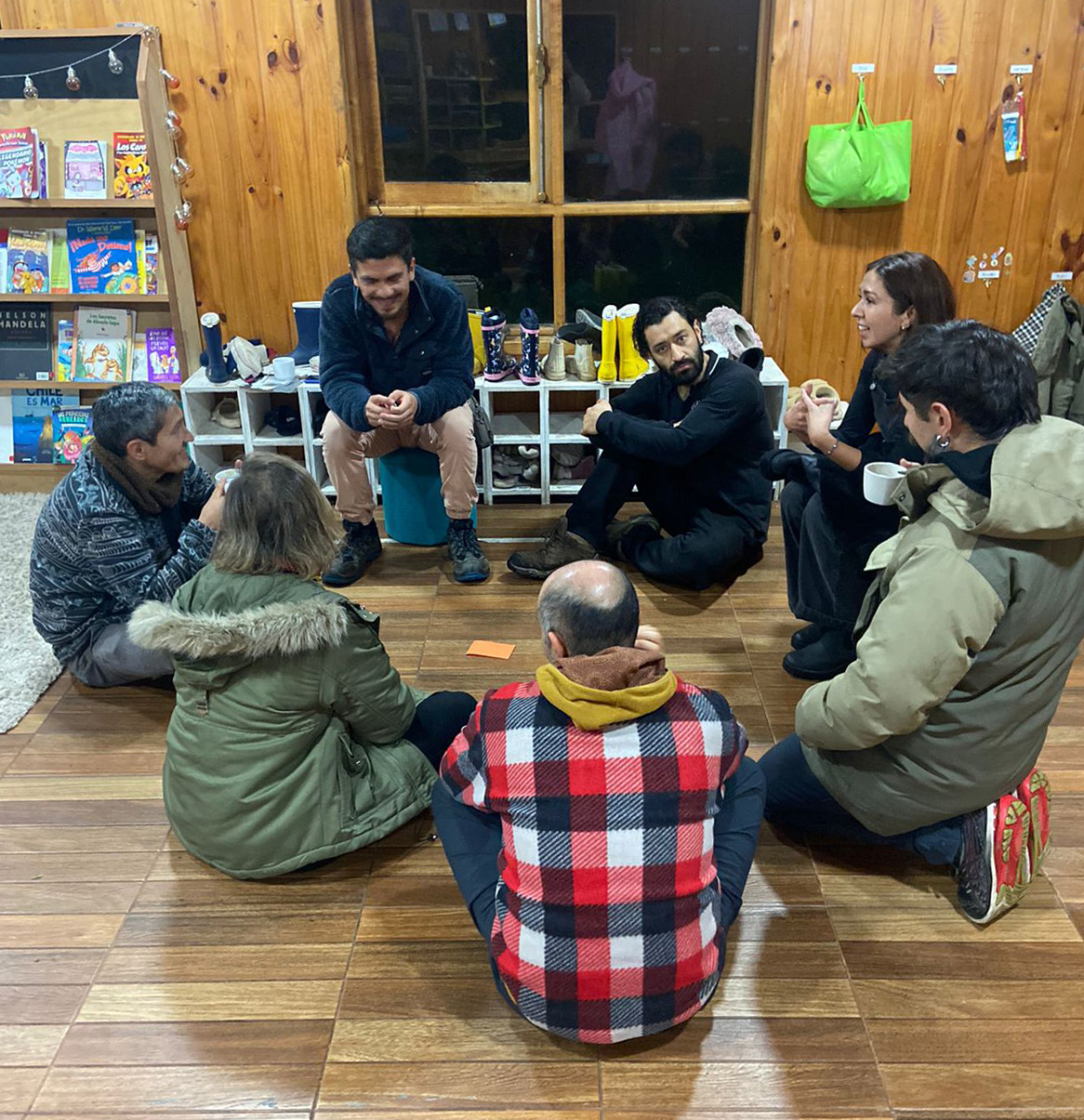 Familias reunidas en círculo conversando en el colegio