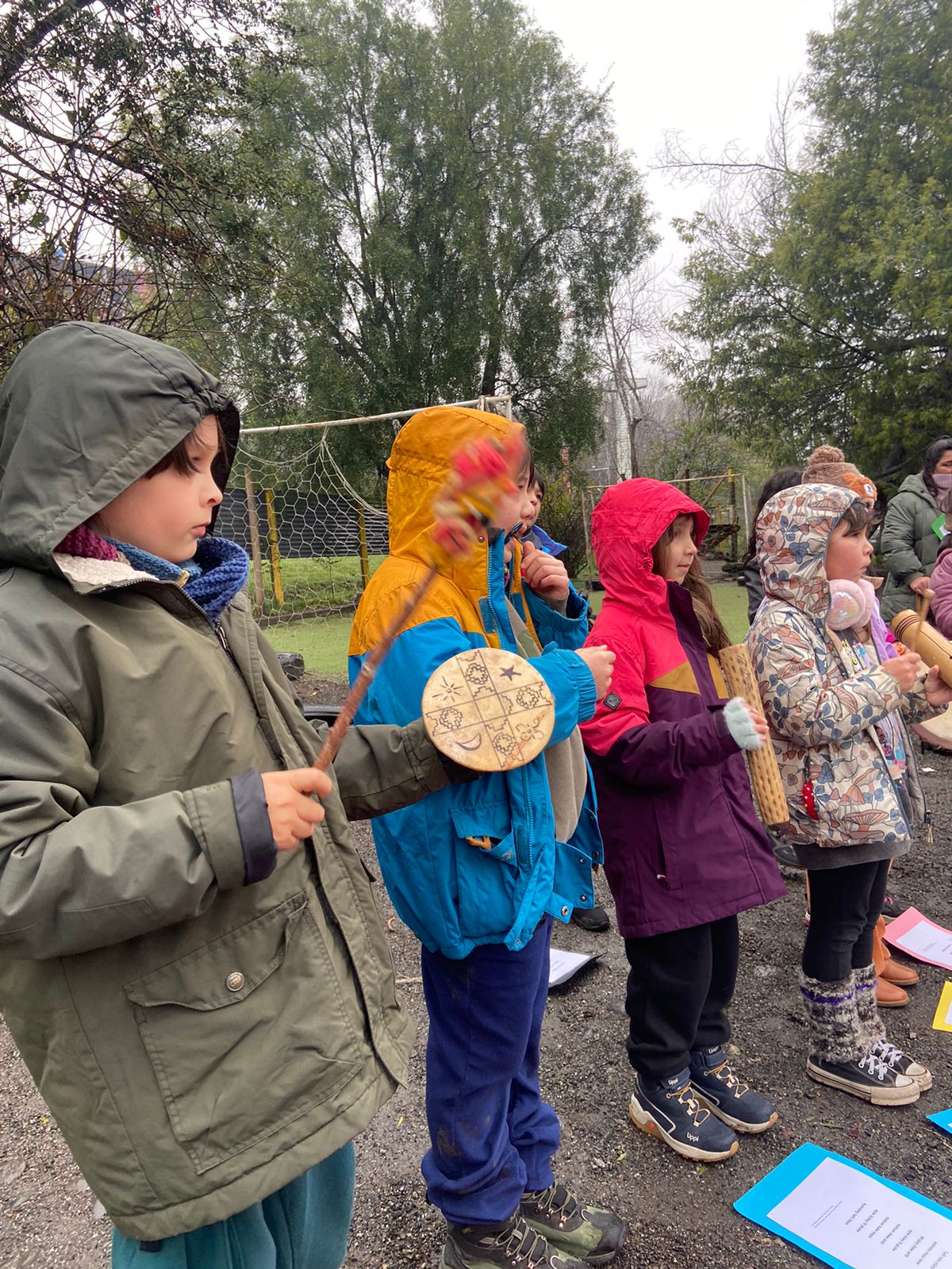 Estudiantes al aire libre tocando instrumentos tradicionales